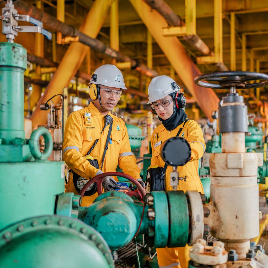 PETRONAS field engineers operating pipeline equipment